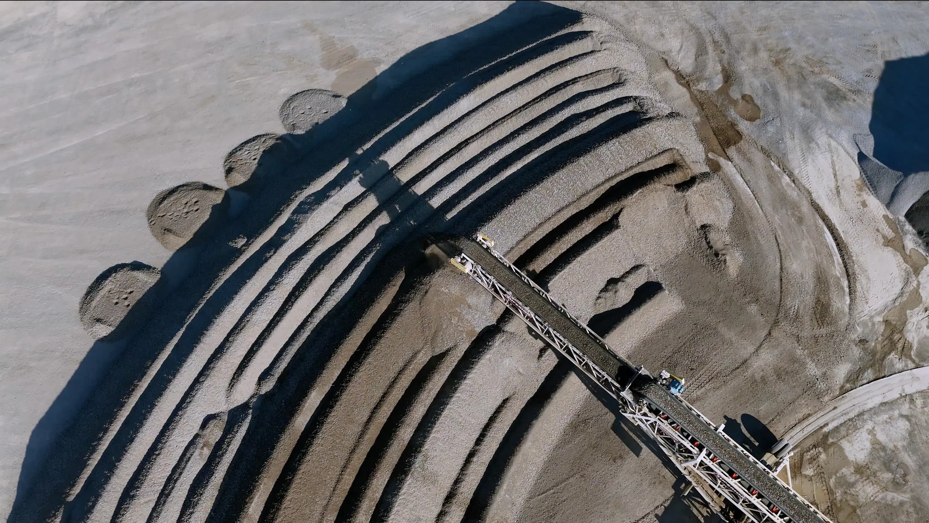 Rail yard aggregate operations with conveyor belt system